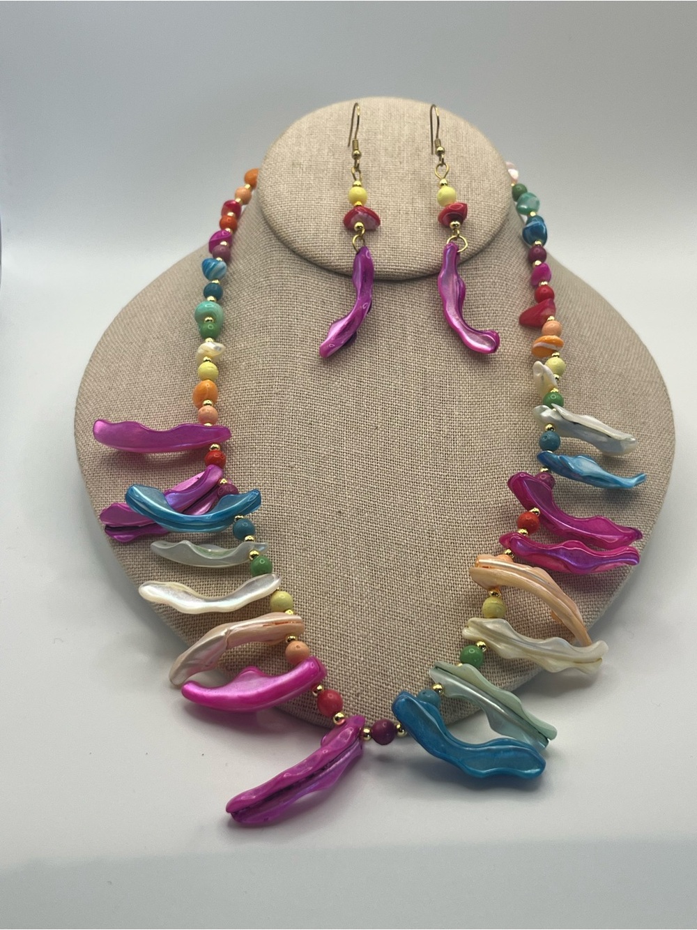 Multicolor Dyed Shell Necklace & Earrings Set - Vibrant Pink Accent